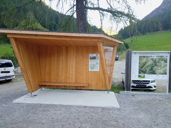 La modernizzazione delle infrastrutture obsolete mira a rendere più attrattivo il passaggio ai mezzi di trasporto pubblico per residenti e turisti. A tal fine sono state realizzate 8 moderne fermate climatizzate (5 in Tirolo e 3 in Alto Adige, ad esempio a Malles). (Foto: USP/Ripartizione Europa)