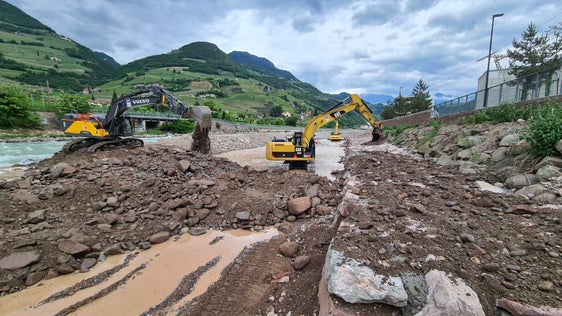 Seit Herbst und noch einige Wochen lang arbeitet die Wildbachverbauung auf der Höhe des Hauptsitzes der Südtiroler Milchgenossenschaft Mila in Bozen-Kampill im Eisack und verstärkt am orografisch linken Ufer den Uferschutz. (Foto: Landesamt für Wildbach- und Lawinenverbauung Süd in der Agentur für Bevölkerungsschutz)