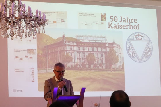 Blick zurück: Direktorstellvertreter Andreas Erlacher bei der Feier zum 50-jährigen Bestehen der Landeshotelfachschule Kaiserhof. (Foto: LPA/maja Clara)
