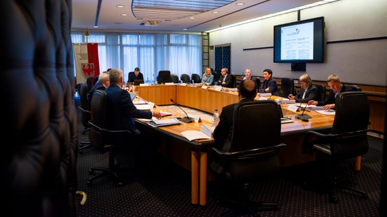 Das erste Tätigkeitsjahr der Landesregierung neigt sich dem Ende zu. Es galt zahlreiche Themen zu bearbeiten, unter anderem die Wiederherstellung der Autonomie, den Wohnbau oder den Klimaplan. (Foto: LPA/Fabio Brucculeri)