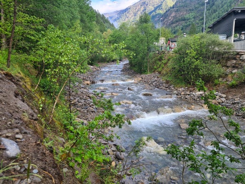 Il Rio di Senales, all’altezza del depuratore e dell’adiacente centro di riciclaggio nonché del vicino laghetto dell’Associazione pescatori di Senales, dopo i lavori (Foto: ASP/Ufficio Sistemazione bacini montani ovest)
