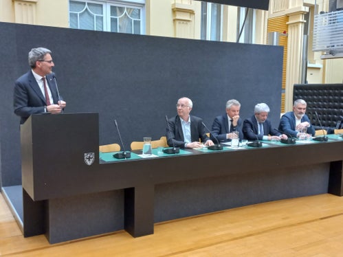 Il benvenuto a relatori a partecipanti del presidente della Provincia autonoma di Bolzano, Arno Kompatscher (Foto: ASP/mdg)