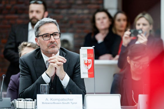 „Die Regionen sind Motoren der Innovation und wirtschaftlichen Stärke Europas. Sie müssen auch künftig direkt mit der Europäischen Kommission verhandeln und ihre Programme eigenverantwortlich umsetzen können“, betonte Landeshauptmann Arno Kompatscher. (Foto: LPA/bri/Iris Haidau)