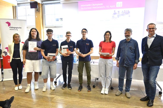 Die Gewinnerinnen und Gewinner des Landeswettbewerbs der Informatik-Olympiade vom 16. April 2025. (Foto: LPA/Deutsche Bildungsdirektion)