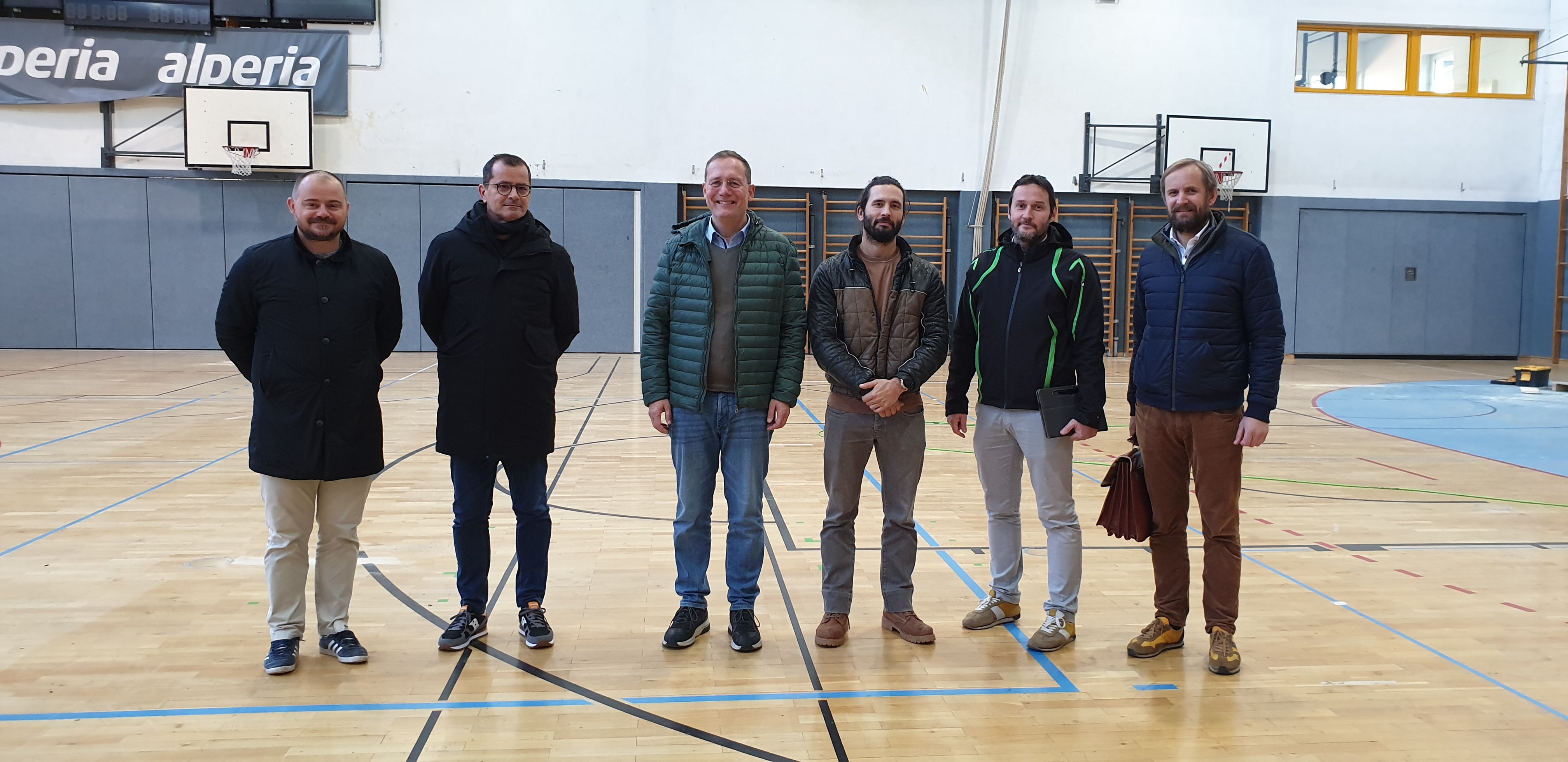 Lokalaugenschein in der Turnhalle nach abgeschlossenen Wartungsarbeiten: (v.l.) Ressortdirektor Gemmellaro, Abteilungsdirektor Bedin, Landesrat Bessone, Amtsdirektor Carmignola und die Ingenieure Carlo Noselli, Stefano Gonzo e Johannes Ladurner (Foto: LPA/Landesamt für technische Gebäudeverwaltung)