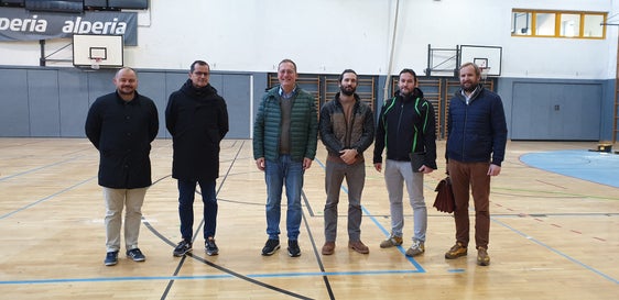 Lokalaugenschein in der Turnhalle nach abgeschlossenen Wartungsarbeiten: (v.l.) Ressortdirektor Gemmellaro, Abteilungsdirektor Bedin, Landesrat Bessone, Amtsdirektor Carmignola und die Ingenieure Carlo Noselli, Stefano Gonzo e Johannes Ladurner (Foto: LPA/Landesamt für technische Gebäudeverwaltung)