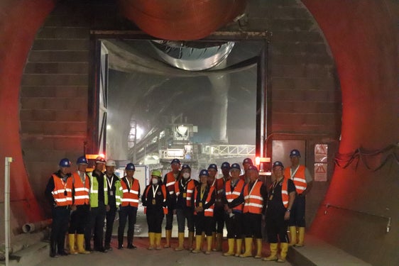 Informierten sich über das Sicherheitssystem im Brennerbasistunnel: Mitglieder des Ereignisstabs der Industriellen Werke Basel und Mitarbeiterinnen und Mitarbeiter der Agentur für Bevölkerungsschutz mit dem leitenden Geologen Stefan Skuk (Dritter von links) und Heinrich Tschigg von der Beobachtungsstelle BBT (Vierter von links). (Foto: LPA/Maja Clara)