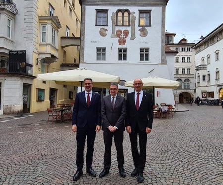 I tre presidenti Arno Kompatscher, Maurizio Fugatti e Anton Mattle davanti alla sede dell'Euregio, la Casa della Pesa, a Bolzano (Foto: Euregio)