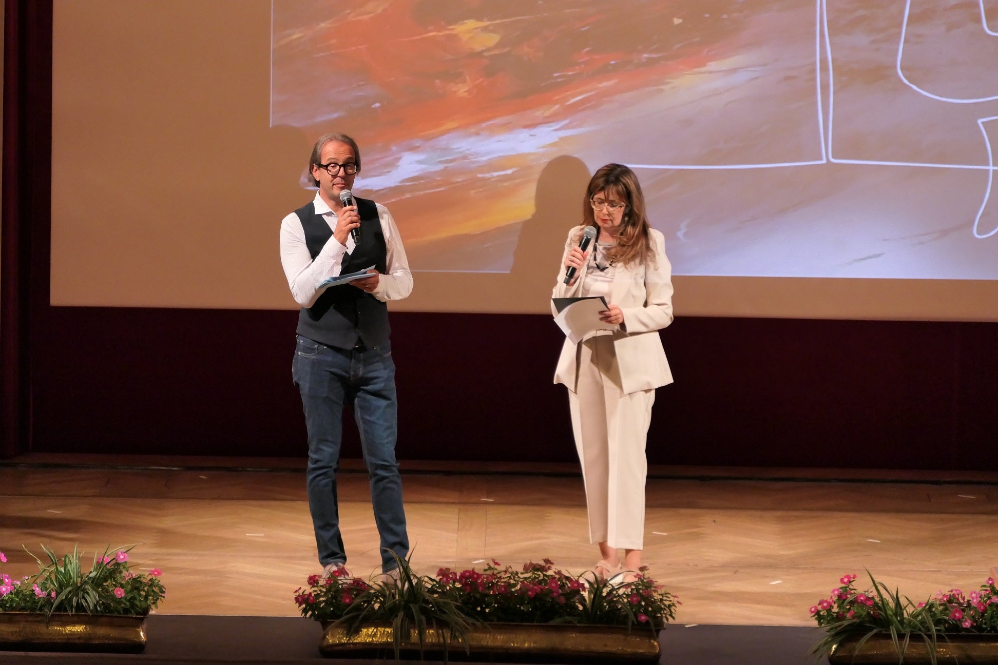 Per dare il via all'anno scolastico 2024/2025, direttrice della ripartizione provinciale Scuola musicale tedesca e ladina Alexandra Pedrotti e il vicedirettore della Direzione provinciale Scuola di musica Val Badia Renzo Huber hanno accolto al Kursaal di Merano 400 docenti e dirigenti delle scuole di musica. (Foto: USP/Johann Finatzer)