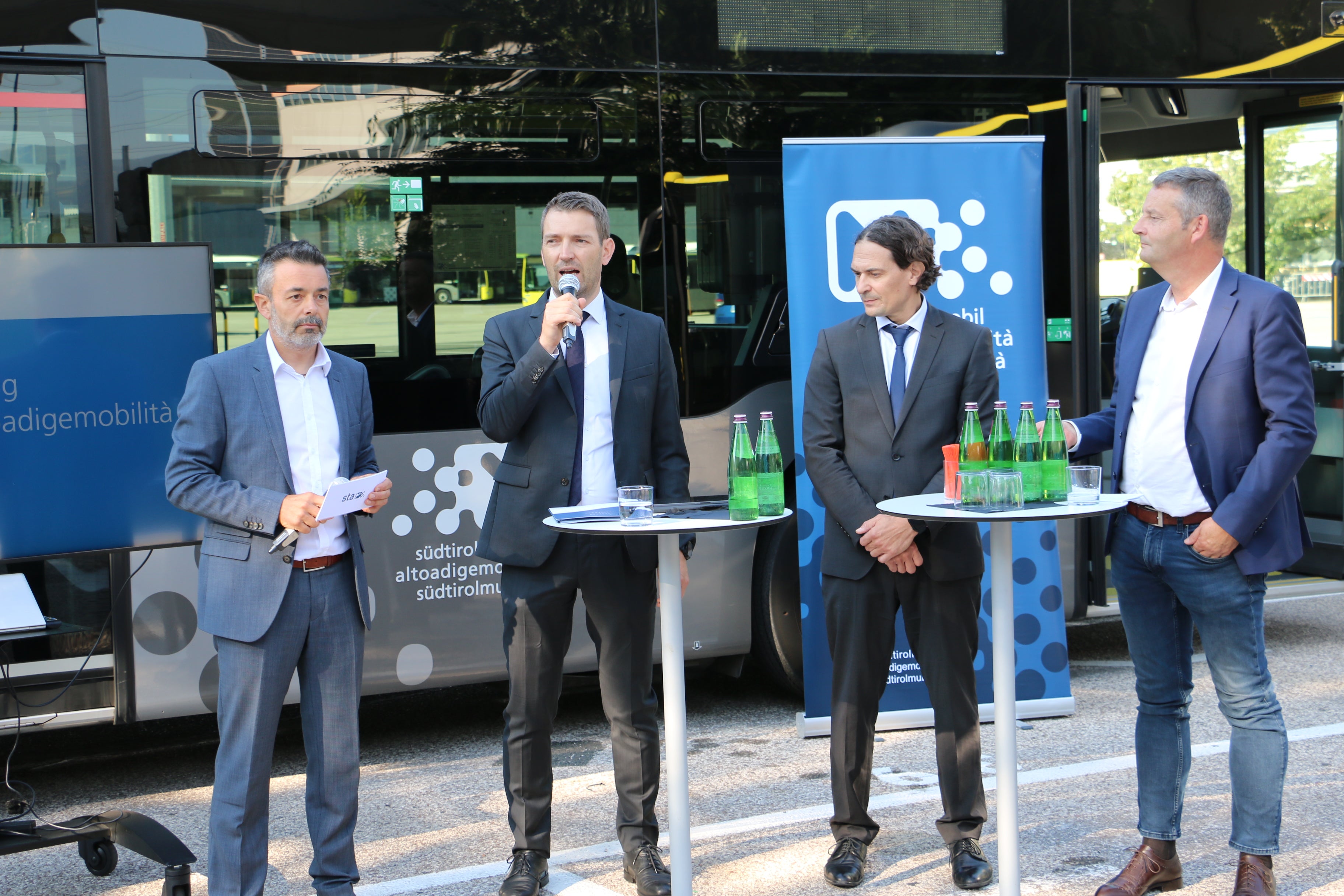 Hanno presentato lo stato del passaggio al nuovo sistema di biglietteria oggi presso il deposito Sasa di Bolzano: da sinistra Joachim Dejaco, direttore Generale Sta, Martin Vallazza, direttore di Dipartimento, Ruggero Rossi De Mio, direttore generale Sasa, e Patrick Dejaco, responsabile dei sistemi informativi Sta. (Foto: ASP/Patrick Thaler) 
