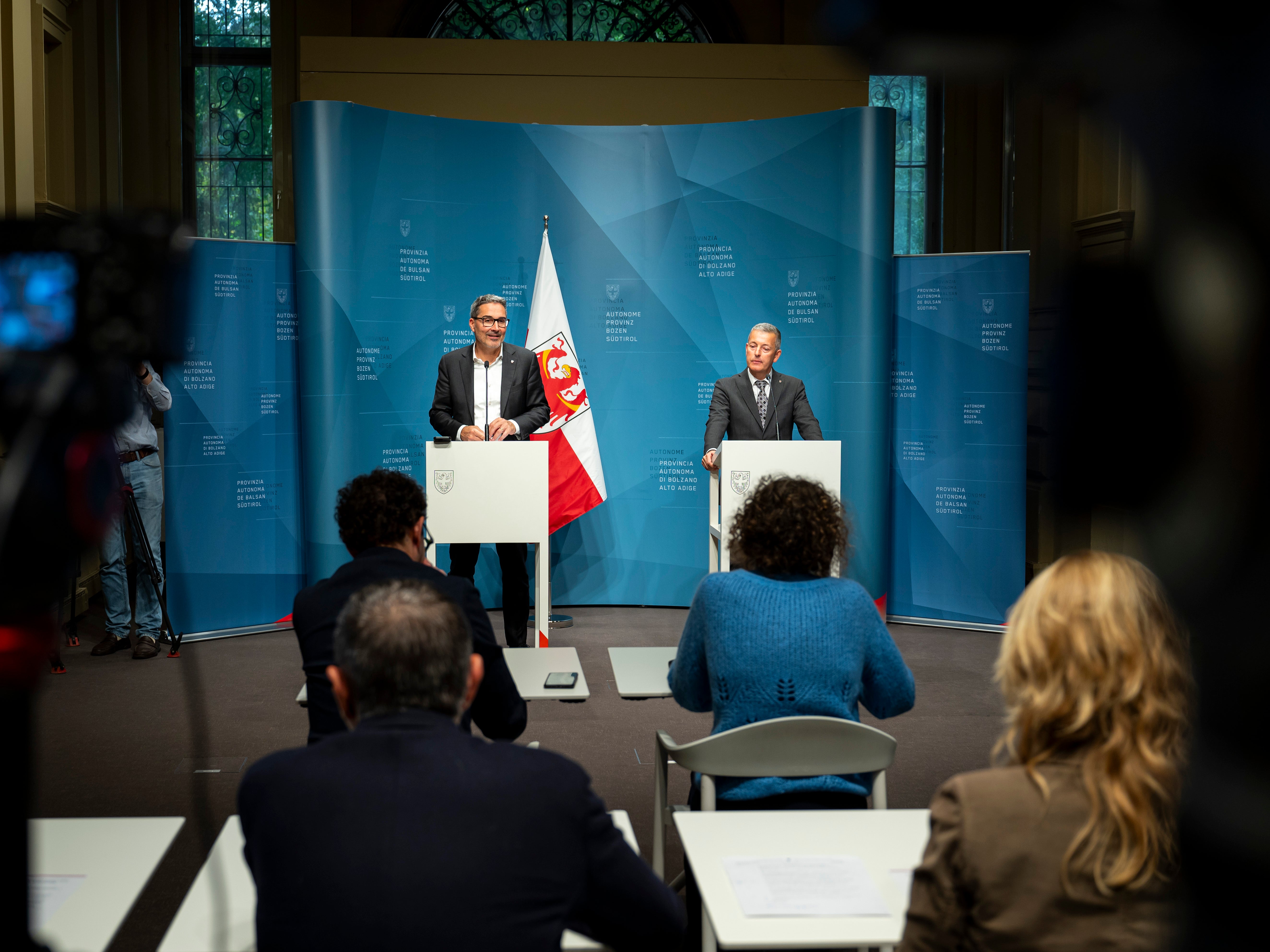 Bedeutender Schritt zur Verbesserung des Wohnungsmarktes in Südtirol: Landeshauptmann Arno Kompatscher (links) und Landesrat Peter Brunner stellten heute die Durchführungsverordnung zu den Wohnungen mit Preisbindung vor. (Foto: LPA/Fabio Brucculeri)