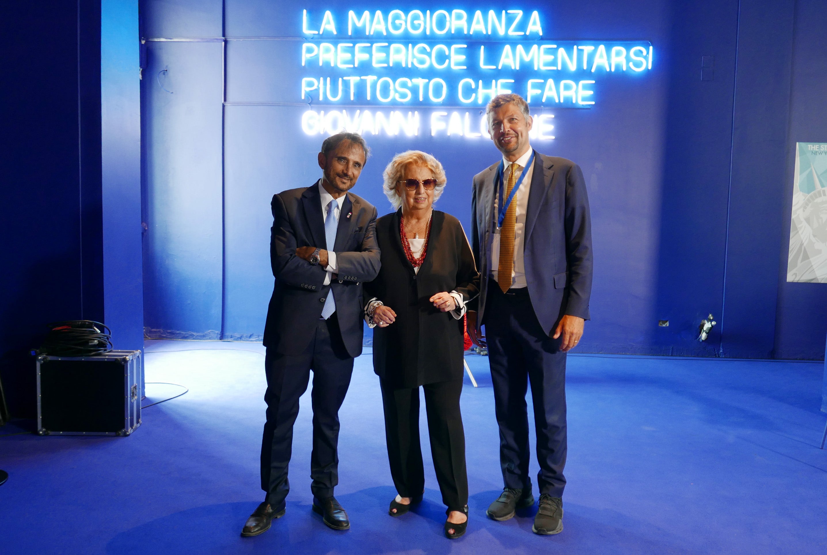 L assessëur Daniel Alfreider, a man drëta, cun Maria Falcone, presidënta dla Fundazion dal medemo inuem, y l mut Vincenzo Di Fresco, nce ël cunselier cumëmber dla Fundazion Falcone. (Foto: USP/Ingo Dejaco)