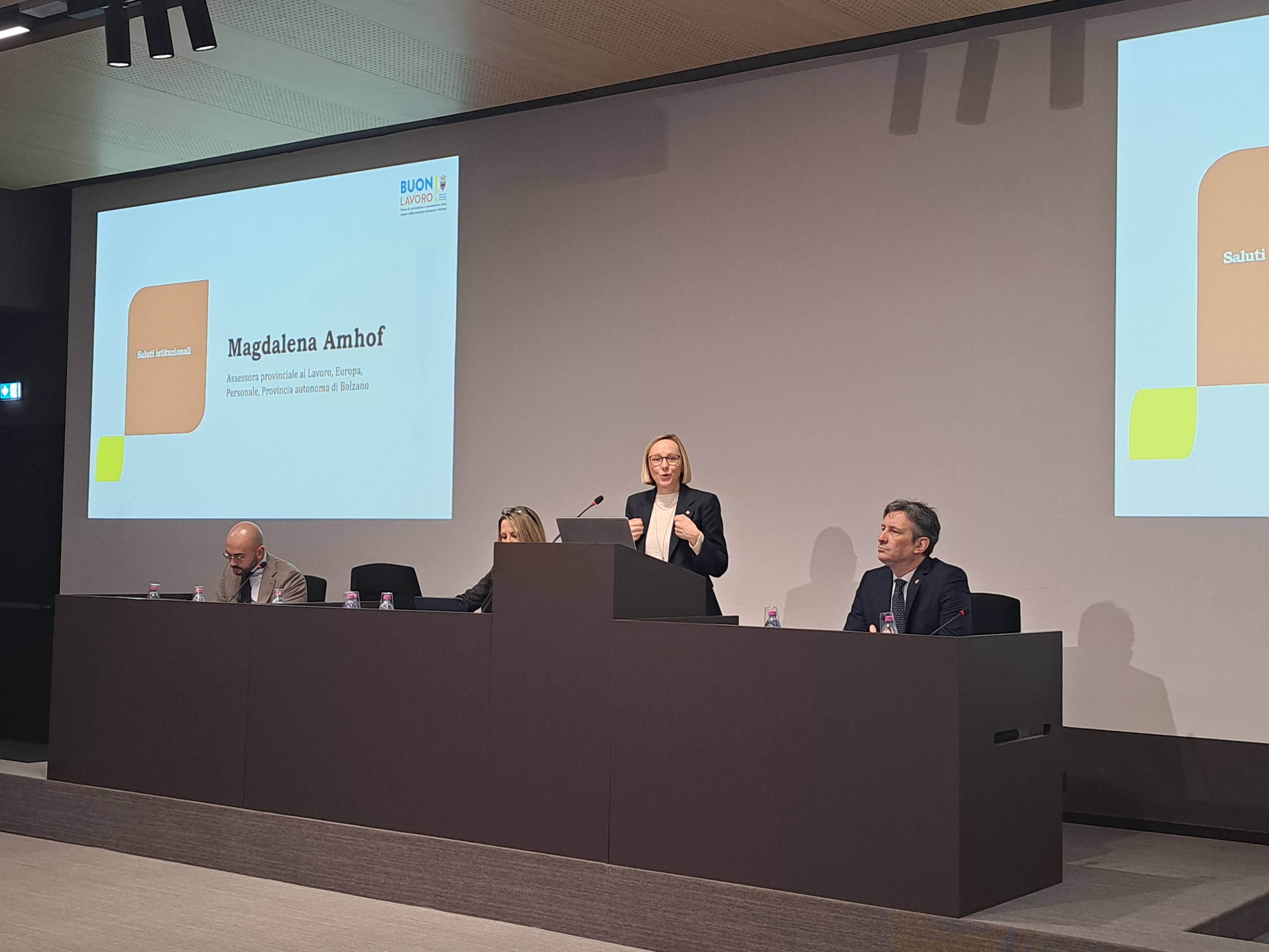 L'assessora provinciale al Lavoro Magdalena Amhof (in piedi nella foto) alla conferenza Salute e sicurezza in ottica di genere, svoltasi a Trento il 29 gennaio. (Foto: USP/Dipartimento Europa, Lavoro e Personale)