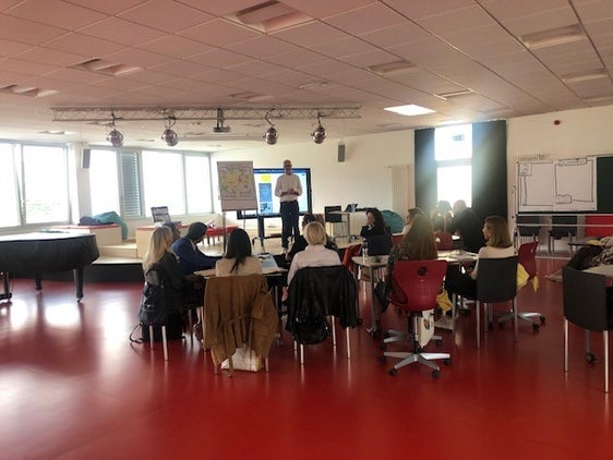 Fabio Delaiti, formatosi alla Kanban University, ha avviato oggi (24 settembre) il laboratorio, che coinvolge 12 dirigenti con altrettanti collaboratori. (Foto: USP)