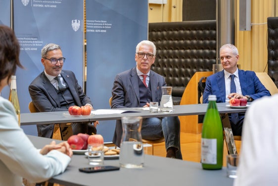 Landeshauptmann Arno Kompatscher (von links), begrüßte die Delegation, die von Zeno von Braitenberg, Koordinator Rai Südtirol, und Paolo Mazzucato, Direktor Rai Südtirol, begleitet wurde. (Foto: LPA/Greta Stuefer)