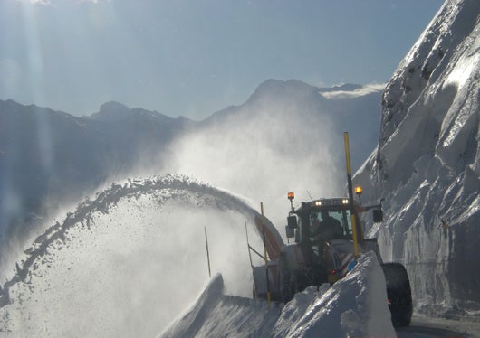 Straßenwärterinnen und Straßenwärter sorgen auch bei Schnee und Eis für freie und sichere Fahrt auf den Straßen in Südtirol. Bis zum 2. April können sich Interessierte bewerben und Teil des Teams werden. (Foto: LPA/Ressort Infrastrukturen und Mobilität)