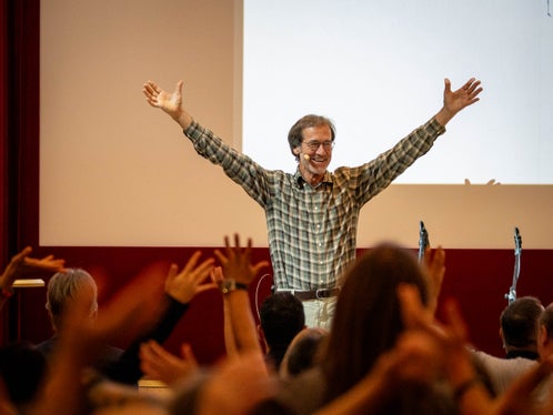 Nel contributo del professor Bernhard Riebl e della professoressa Isabel Gabbe l’attenzione era incentrata sulla salute dei musicisti. In tale occasione hanno presentato il corso universitario di fisiologia musicale. (Foto: USP/Direzione provinciale Scuola musicale tedesca e ladina/Nathan Chizzali)