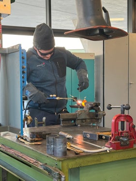 Am Tag der offenen Tür des Berufsbildungszentrums Meran konnten Besucherinnen und Besucher miterleben, was es heißt u.a. im Bereich Metall tätig zu sein. (Foto: BBZ Zuegg Meran)