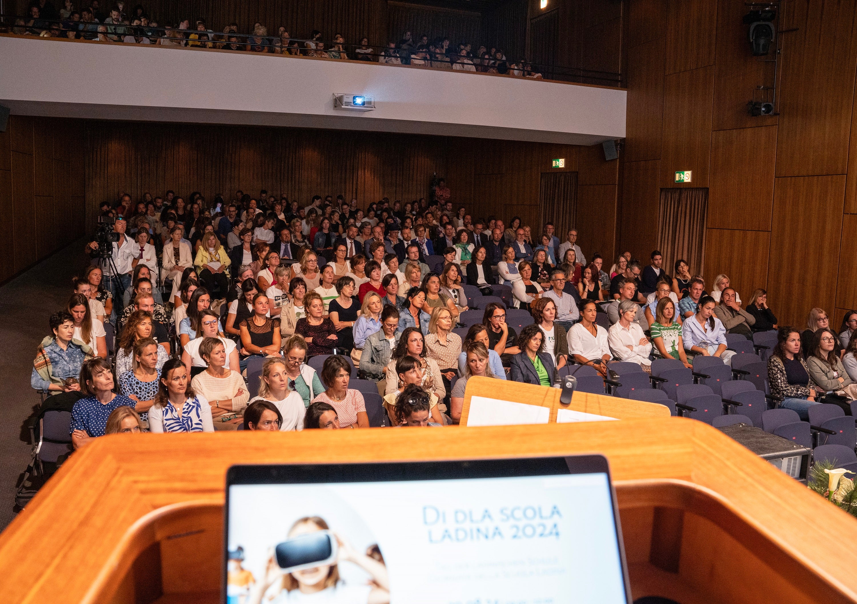 Ai 30 de agost él sté la daurida ofiziala dl ann de scora 2024/2025 por les scores y les scolines ladines de nosta provinzia. (foto: USP/Intendënza y Cultura ladina)