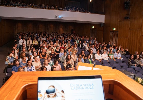 Ai 30 de agost él sté la daurida ofiziala dl ann de scora 2024/2025 por les scores y les scolines ladines de nosta provinzia. (foto: USP/Intendënza y Cultura ladina)