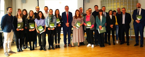 16 neue Grundbuchführerinnen und -führer haben den Qualifizierungslehrgang der Landesabteilung Grundbuch und Kataster erfolgreich abgeschlossen und ihre Diplome aus den Händen von Landesrat Massimo Bessone (Mitte) erhalten. (Foto: LPA)