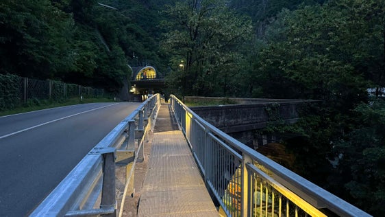 Der neue Gehsteig in Blumau ist sicher und gut beleuchtet: Der Fußweg zwischen Bushaltestelle Bodner und der Brücke zum Unternehmen Gastrofresh ist jetzt fertiggestellt. (Foto: LPA/Ressort Infrastrukturen und Mobilität)