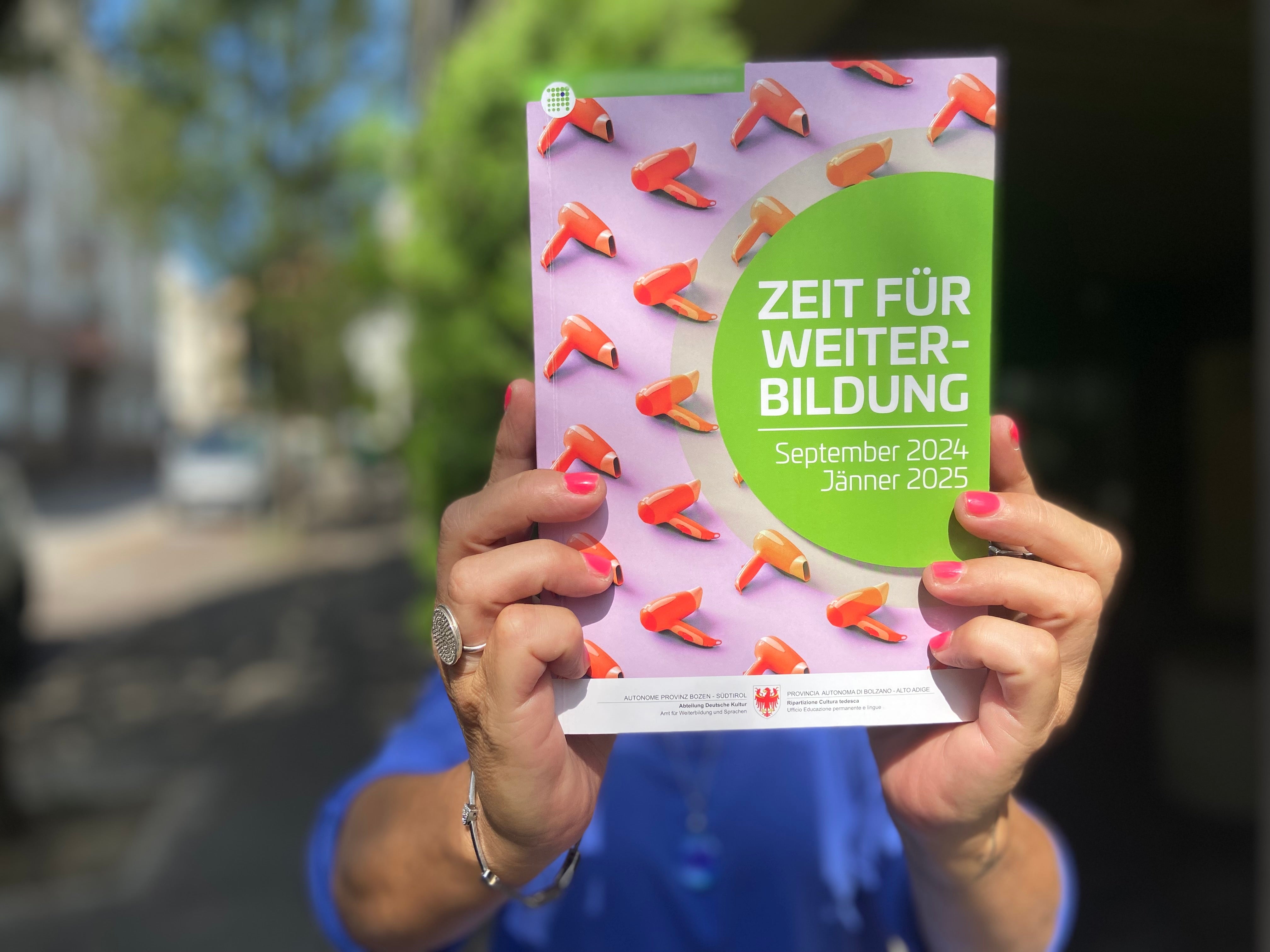 Imparare ti rende attraente” è uno degli slogan dell'attuale campagna di sensibilizzazione dell'Ufficio educazione permanente e lingue, che richiama l'attenzione sui benefici dell'apprendimento permanente in modo umoristico e leggero.(Foto: USP/Ufficio educazione permanente e lingue)