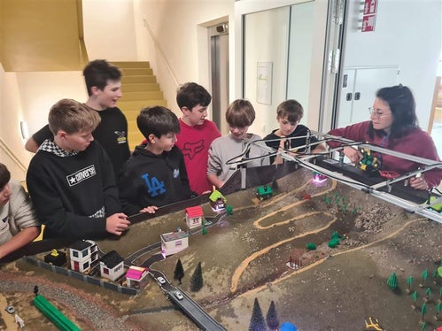 Alcuni rappresentanti dell'Agenzia per la Protezione Civile hanno utilizzato il modello elaborato dall'Università di Monaco di Baviera per spiegare gli effetti delle alluvioni agli studenti della scuola secondaria di San Candido. (Foto:ASP/Agenzia per la Protezione Civile)