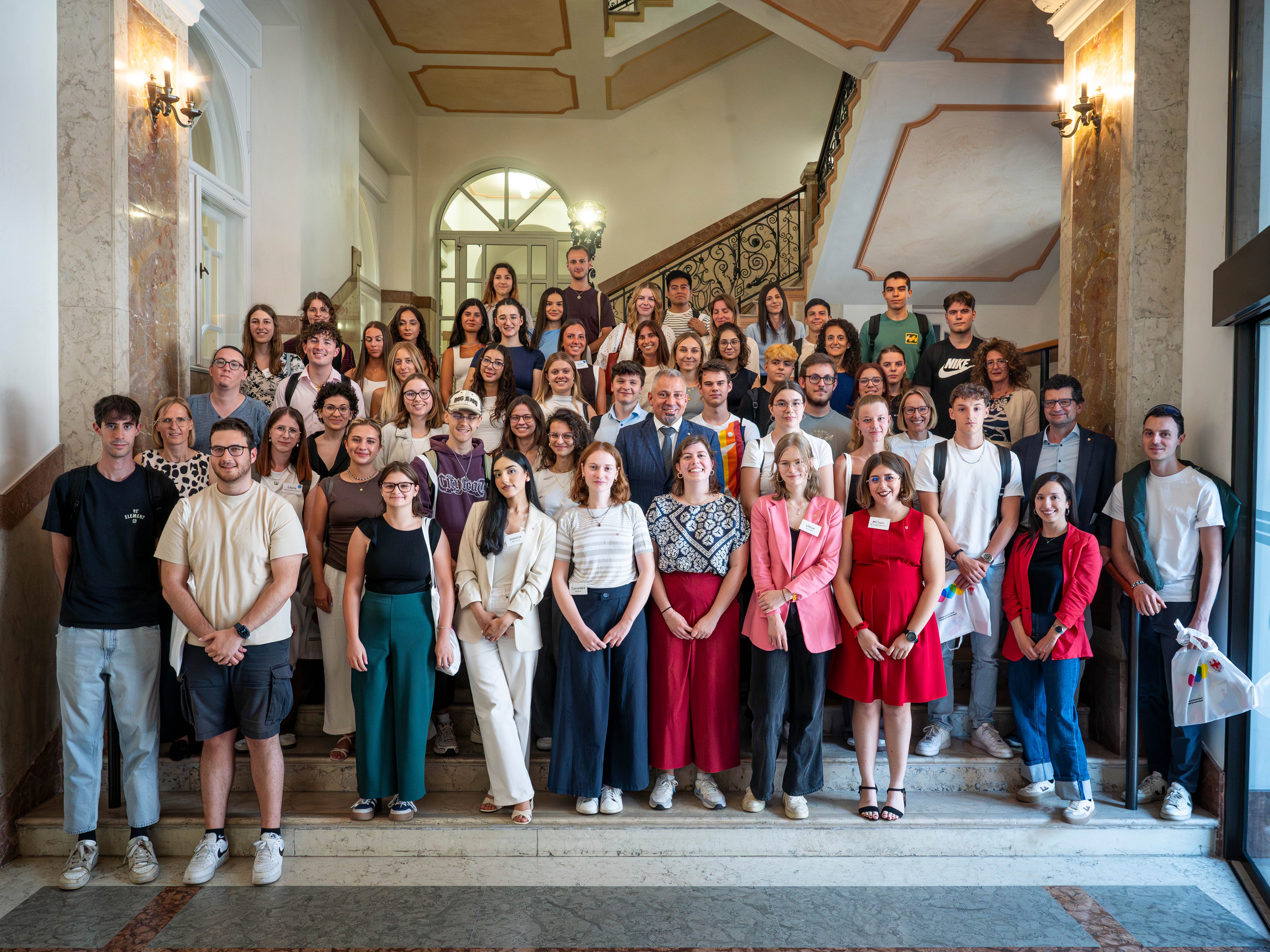 Rund 50 Praktikantinnen und Praktikanten haben sich am 5. August getroffen, um sich miteinander und mit Landesrätin Amhof sowie Generaldirektor Steiner auszutauschen. (Foto: LPA/Fabio Brucculeri)