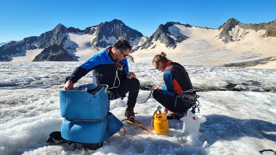 Techniker des Landesamtes für Hydrologie und Stauanlagen haben in diesen Tagen die ersten Begehungen dieses Sommers auf den Massenbilanz-Gletschern in Südtirol durchgeführt, das Bild zeigt Herbert Thaler und Praktikant Mattia Dal Piaz bei der Bohrung eines Eispegels am Übeltalferner. (Foto: LPA/Landesamt für Hydrologie und Stauanlagen/ Roberto Dinale)