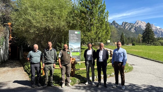 Umfassender Neustart geplant (von rechts): Vizebürgermeister von Enneberg Paul Pisching, Landesrat Peter Brunner, Gemeindereferent Klaus Mutschlechner, Matteo Rubatscher, Verantwortlicher für das Naturparkhaus Fanes-Sennes-Prags, Lukas Dariz, saisonaler Schutzgebietsbetreuer im Naturpark und Dominik Gastel, Verantwortlicher für den Naturpark beim Lokalaugenschein vor dem Naturparkhaus. (Foto: LPA/Thomas Bodner)