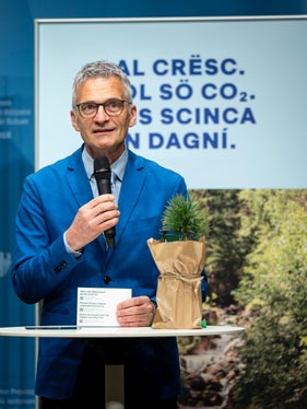 Eventi dannosi come la tempesta Vaia nell'ottobre 2018, seguiti da una persistente pressione nevosa e dal bostrico hanno lasciato il segno sulla foresta: Il direttore della Ripartizione Foreste Günther Unterthiner durante la presentazione della campagna. (Foto: USP/Fabio Brucculeri)