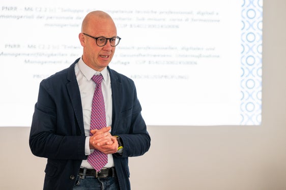 Alex Weissensteiner, rettore della Libera Università di Bolzano, ha sottolineato in occasione dell'evento di chiusura del corso di management che la stretta collaborazione tra l'università e il settore sanitario è fondamentale per affrontare le sfide future in Alto Adige con competenza e lungimiranza (Foto: USP/Manuela Tessaro)