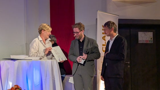 Ressortdirektorin Manuela Defant überreichte stellvertretend für Landesrat Philipp Achammer die Auszeichnung für hervorragenden Journalismus im Gedenken an Claus Gatterer an Jürgen Klatzer und Matthias Winterer. Die beiden Falter-Journalisten haben diese für einen Beitrag zu Gewalt und Missbrauch in den SOS Kinderdörfern erhalten. (Foto: Presseclub Concordia/Florian Stauder)