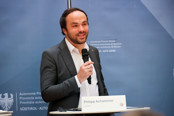 Die Fair Pay-Initiative soll dazu beitragen, dass Künstlerinnen und Künstler von ihrer eigenen Arbeit leben können, fasst Landesrat Philipp Achammer die Bemühungen der Initiative zusammen. (Foto: LPA/Clara Masiero)