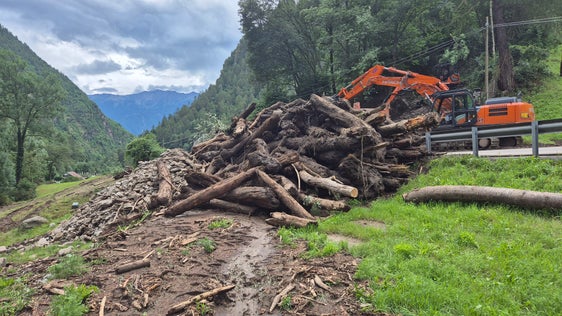 Dopo la colata detritica nel rio di Rattisio Vecchio, l'intero corso inferiore è stato ripulito da detriti e legname selvatico. (Foto: Ufficio Sistemazione bacini montani ovest dell'Agenzia per la Protezione civile/Martin Eschgfäller)