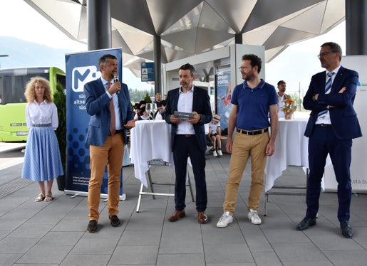 Nel campo delle infrastrutture dei trasporti, la Provincia punta soprattutto sulla rotaia, per questo sono importanti i Centri di mobilità, ha sottolineato l'assessore Alfreider (secondo da sinistra), nella foto (da destra a sinistra) assieme al presidente Kompatscher, al sindaco Griessmair, al direttore della STA Dejaco ed alla coordinatrice dell'Infopoint Kosaraz (Foto: ASP/Angelika Schrott)