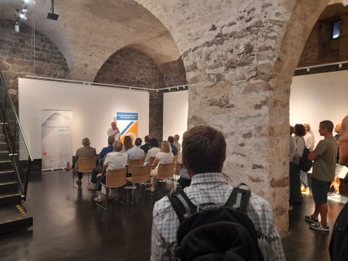 Bei der Einführung in die Ausstellung Goodbye Glaciers. Forever? wurde mehrfach auf die Bedeutung der Thematik des Gletscherschwunds im Allgemeinen und dieser Ausstellung im Besonderen hingewiesen. (Foto: LPA/Maja Clara)