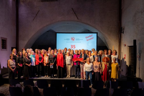 Den Landesbeirat für Chancengleichheit für Frauen gibt es seit 35 Jahren. Am 16. September wurde auf Erreichtes zurückgeblickt und brennende Themen der Gegenwart und Zukunft angesprochen. (im Bild: Ehemalige Mitglieder und Vorsitzende des Landesbeirats für Chancengleichheit bei der 35-Jahr-Feier in Bozen). (Foto: LPA/Manuela Tessaro)