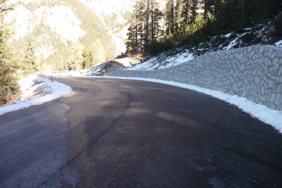 L'obiettivo primario del progetto è stato il significativo miglioramento degli standard di sicurezza stradale e idrogeologica della SP 37, un’arteria vitale per la mobilità alpina e il collegamento strategico con la provincia di Belluno. (Foto: USP/Dipartimento Infrastrutture e Mobilità)