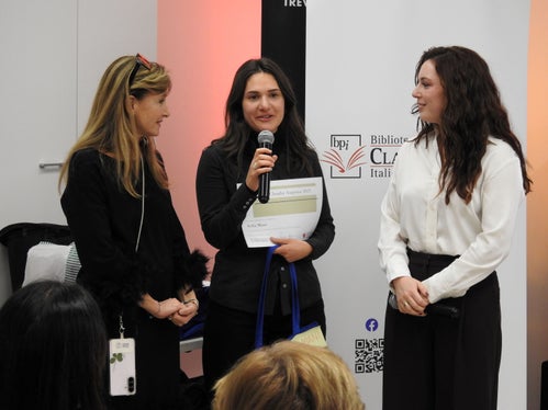 Sofia Mani (nella foto al centro) ha presentato una tesi approfondendo in maniera originale e virtuosa aspetti legati all’Alto Adige. Nella foto (a sinistra), la direttrice della biblioteca Claudia Augusta Valeria Trevisan e Valentina Cibin (a destra), programmista regista della sede RAI di Bolzano, moderatrice della serata (Foto: USP)