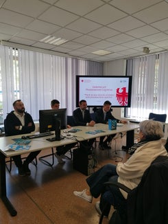 Vorstellung des Vademecum: (v.l.) Psychologe Iuri Mastrandrea, Schulinspektor Christian Rispoli, Landesrat Marco Galateo und Hauptschulamtsleiter Vincenzo Gullotta. (Foto: LPA/Laura Bonora)