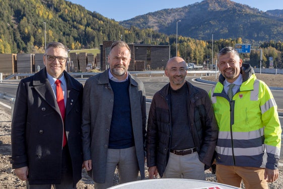 Inaugurata la rotatoria a Rasun-Anterselva lungo la strada statale della Pusteria (SS 49) con un sopralluogo dell'assessore provinciale alle Infrastrutture e alla Mobilità, Daniel Alfreider (primo da destra nella foto). Assieme a lui (da sinistra), il presidente della Comunità Comprensoriale Valle Pusteria Robert Alexander Steger, il sindaco di Valdaora Lukas Schnarf e il sindaco di Rasun-Anterselva Thomas Schuster. (Foto: USP/Imprexa/Aldo Menestrina)