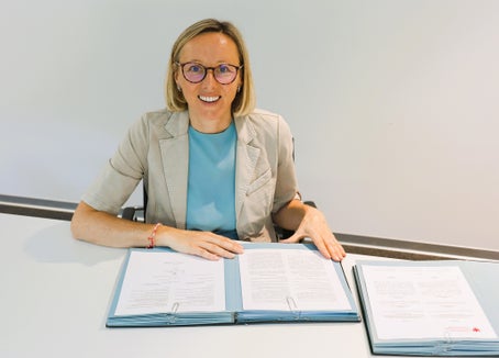 Ziel der neuen Kollektivvertrag für Berufsfeuerwehr und Landesforstkorps sei es, über den rein wirtschaftlichen Aspekt hinaus auch die Arbeitsorganisation zu erleichtern und Kompetenzen stärker aufzuwerten, betont Personallandesrätin Magdalena Amhof. (Foto: LPA/Karin Leiter)
