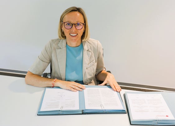 L'obiettivo del nuovo contratto collettivo per il Corpo permanente dei vigili del fuoco e il Corpo forestale della Provincia è quello di andare oltre l'aspetto puramente economico, facilitando l'organizzazione del lavoro e valorizzando le competenze, sottolinea Magdalena Amhof, assessora provinciale al Personale. (Foto: USP/Karin Leiter)