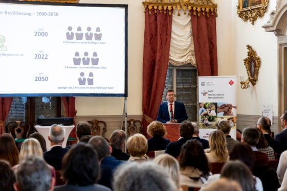 Nicola Riz, collaboratore dell'Ire, ha presentato i risultati dello studio sull'equilibrio tra lavoro e vita privata nelle aziende altoatesine. (Foto: USP/Camera di commercio di Bolzano/Alan Bianchi)