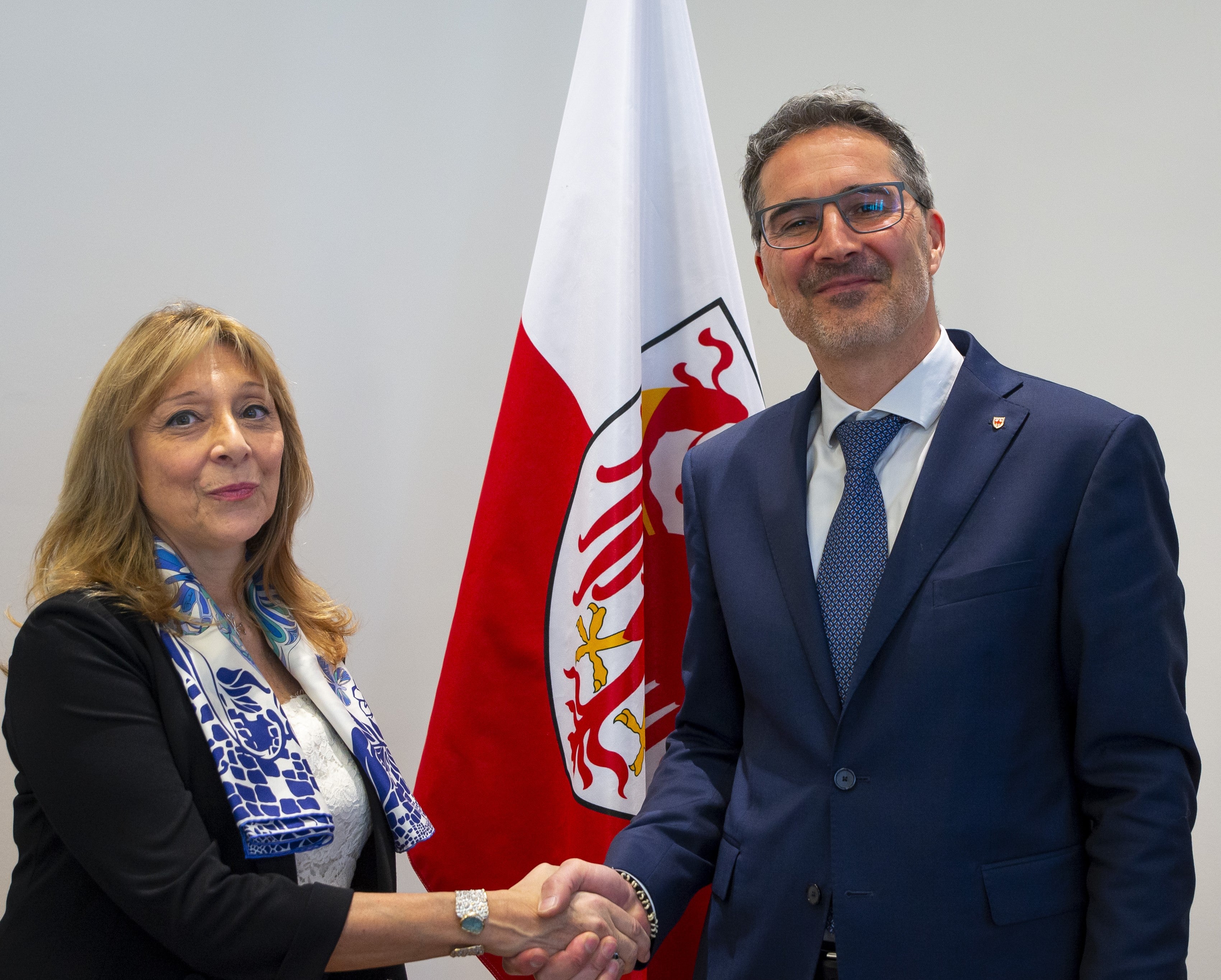 Landeshauptmann Arno Kompatscher hat heute (15. März) Stefania Fusaro, die neue Präsidentin der Kontrollsektion des Rechnungshofs Bozen, zu eine Antrittsbesuch empfangen.  (Foto: LPA/Fabio Brucculeri)