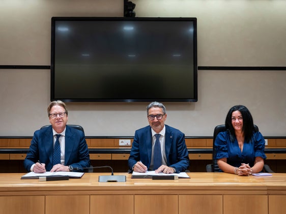 Walter Crepaz, presidente del Consiglio Notarile di Bolzano (nella foto a sinistra), il presidente della Provincia Arno Kompatscher e l'assessora provinciale all'Edilizia abitativa Ulli Mair. (Foto: USP/Fabio Brucculeri)