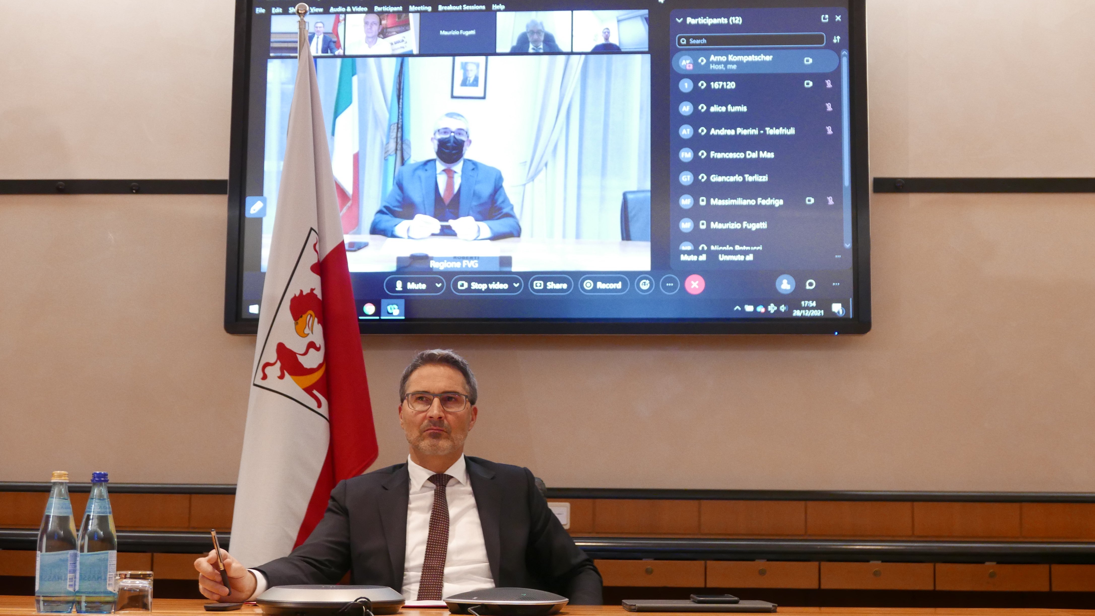 LH Kompatscher in der Videokonferenz mit Präsident Fedriga, LH Fugatti und Vertretern der Länder Südtirol, Trentino und der Region Friaul-Julisch-Venetien (Foto: LPA)