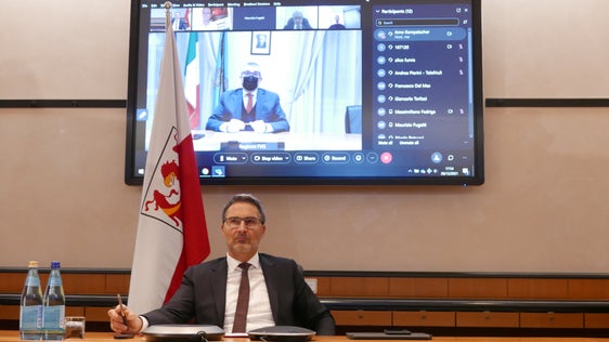 LH Kompatscher in der Videokonferenz mit Präsident Fedriga, LH Fugatti und Vertretern der Länder Südtirol, Trentino und der Region Friaul-Julisch-Venetien (Foto: LPA)